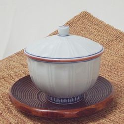有田焼　蓋付き　湯飲み　　木製茶托付き　菓子皿付き